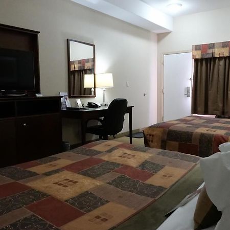 Готель Ramada By Wyndham Weyburn Екстер'єр фото