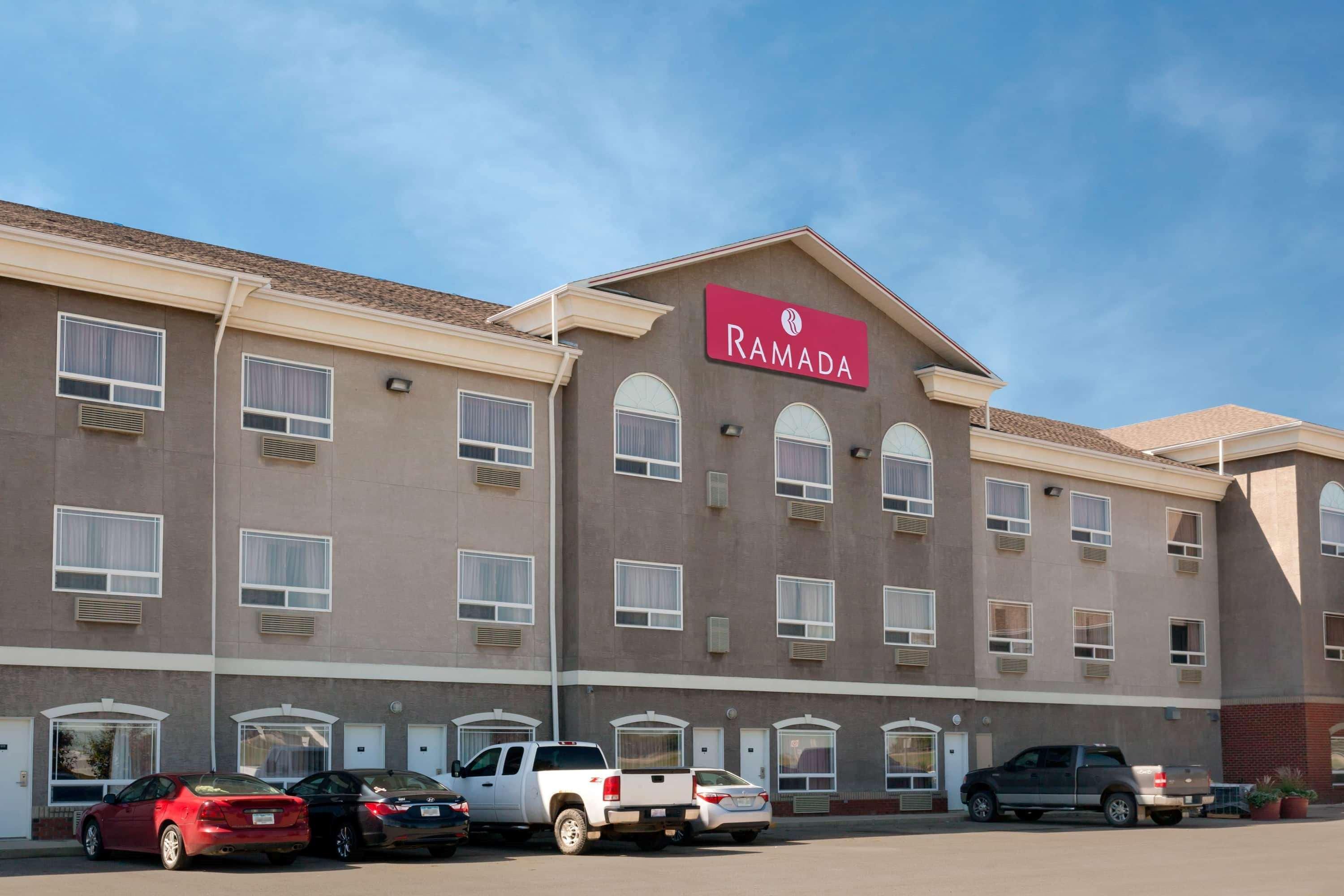 Готель Ramada By Wyndham Weyburn Екстер'єр фото