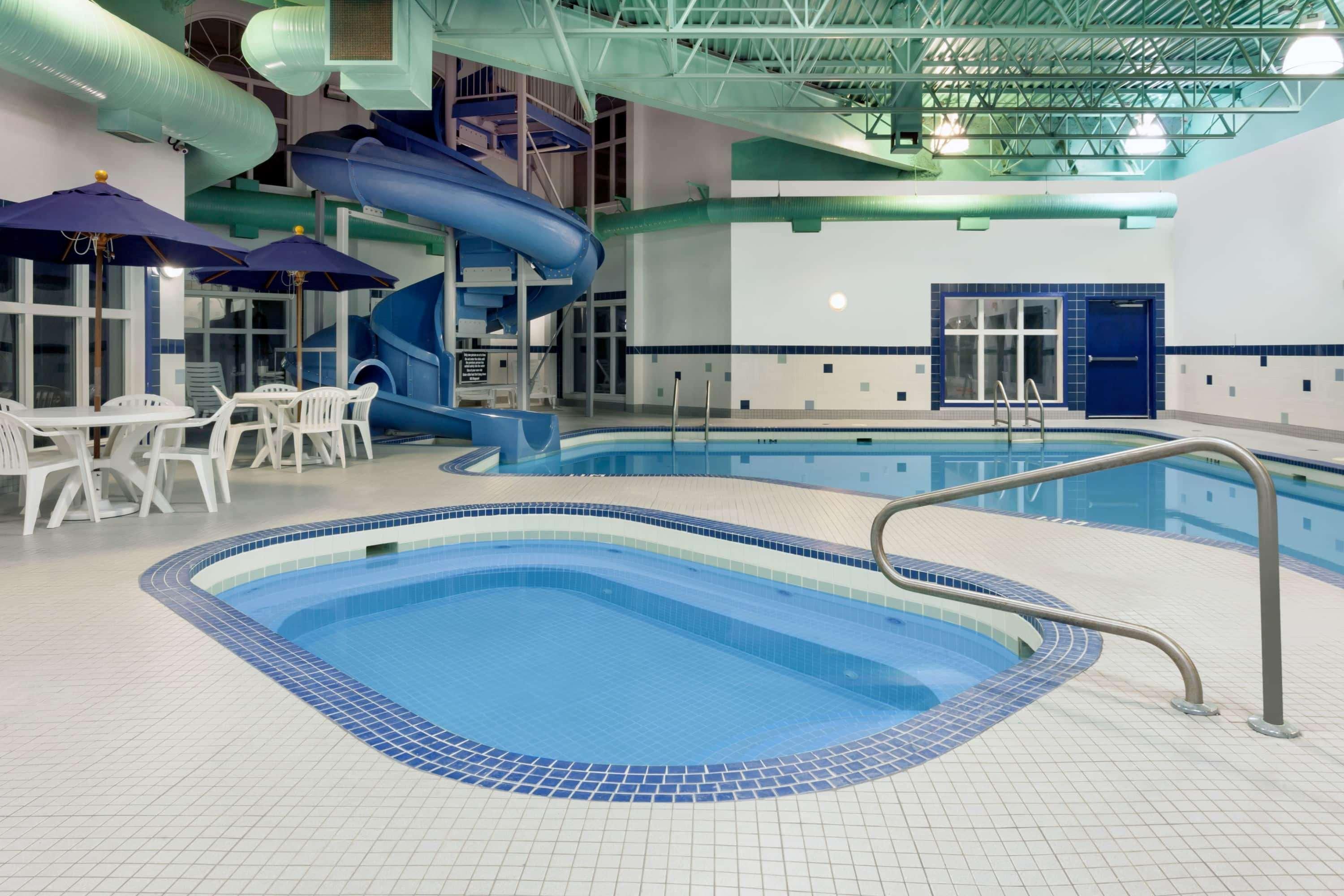 Готель Ramada By Wyndham Weyburn Екстер'єр фото