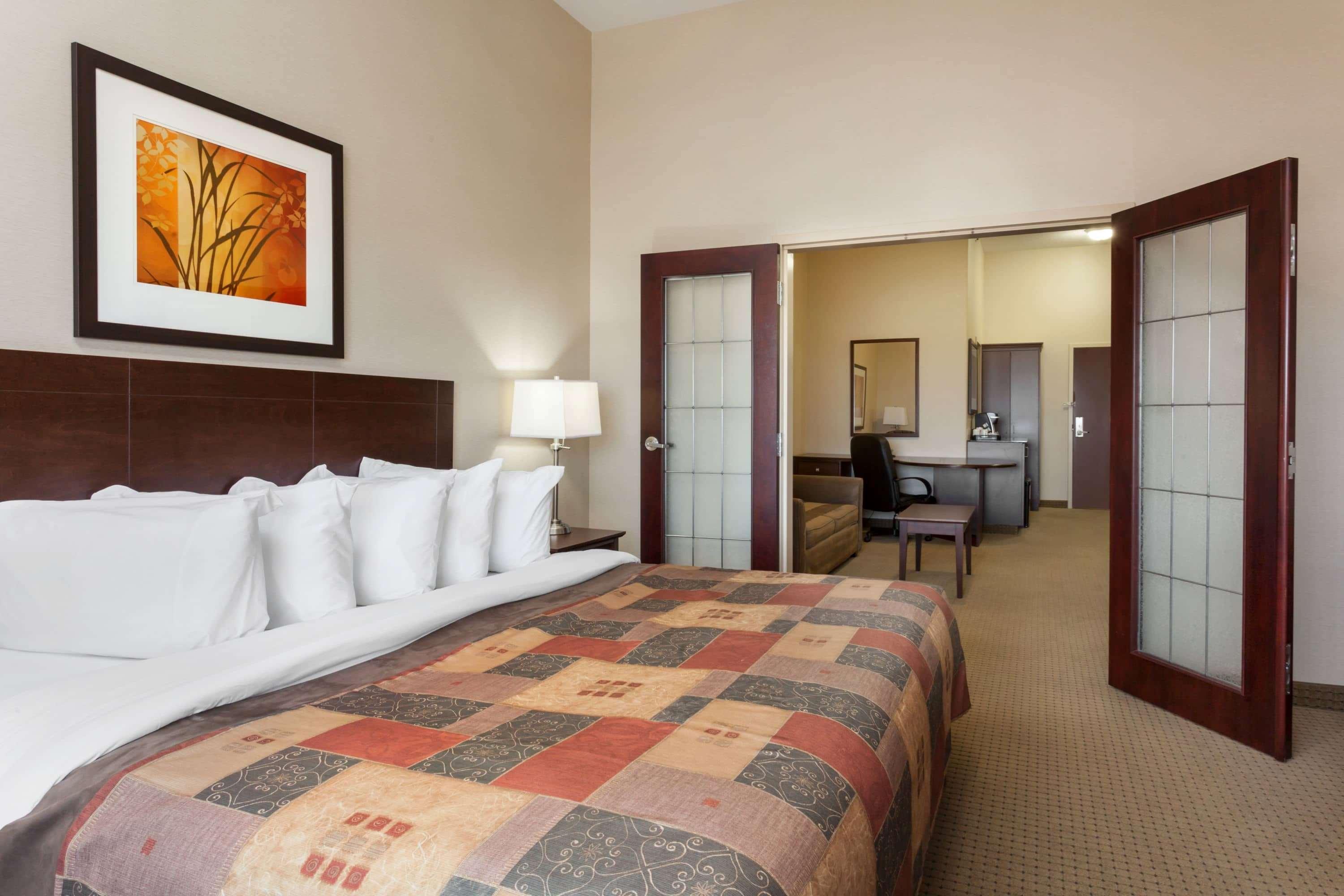 Готель Ramada By Wyndham Weyburn Екстер'єр фото