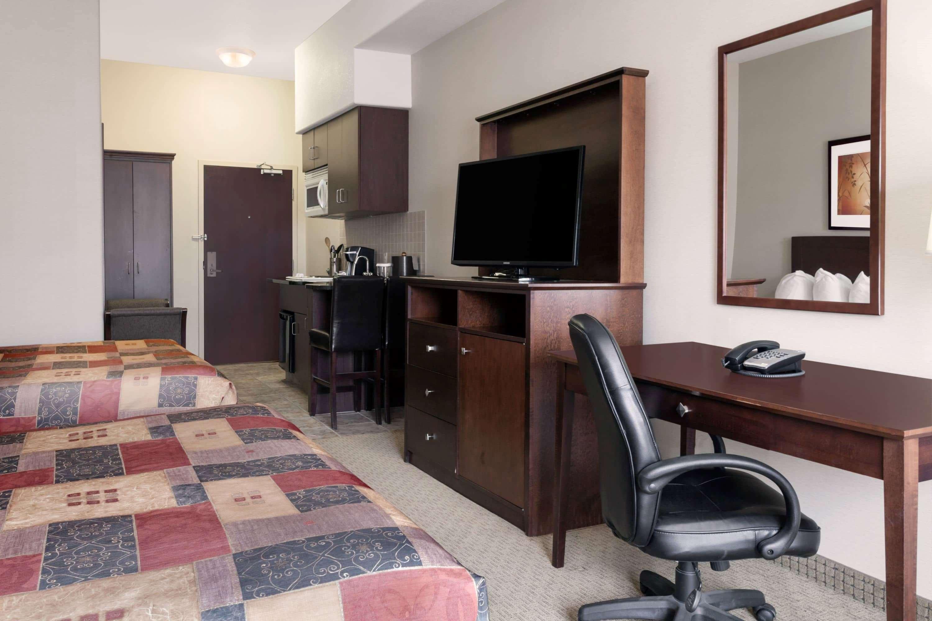 Готель Ramada By Wyndham Weyburn Екстер'єр фото