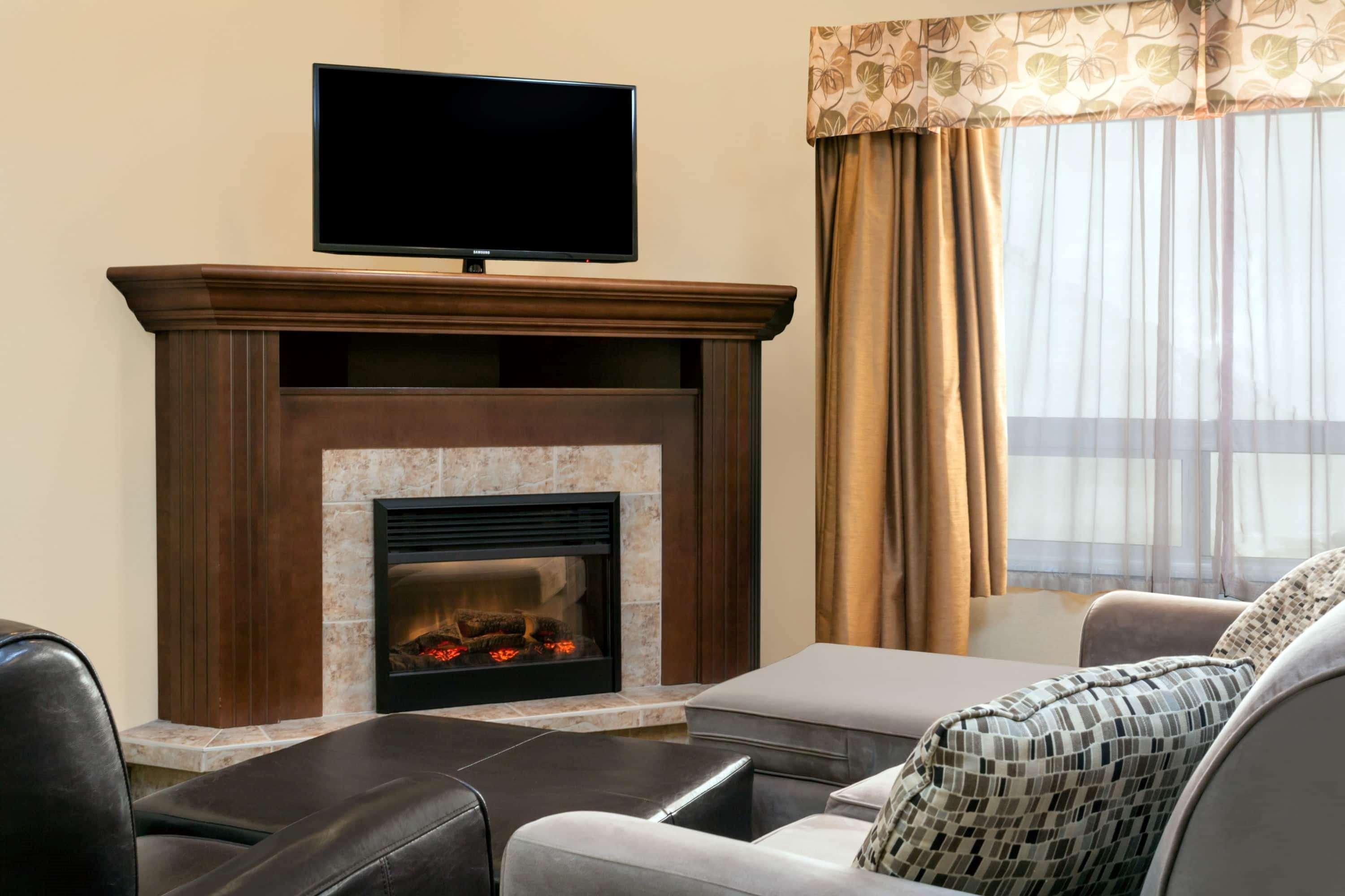 Готель Ramada By Wyndham Weyburn Екстер'єр фото