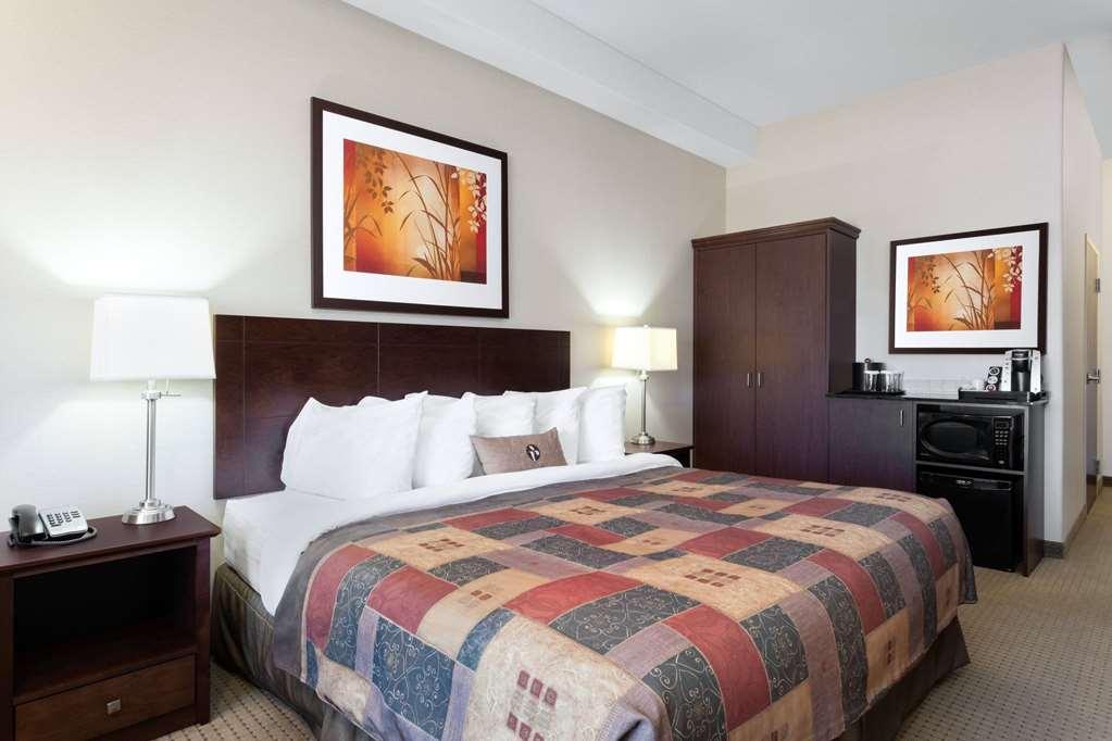 Готель Ramada By Wyndham Weyburn Номер фото