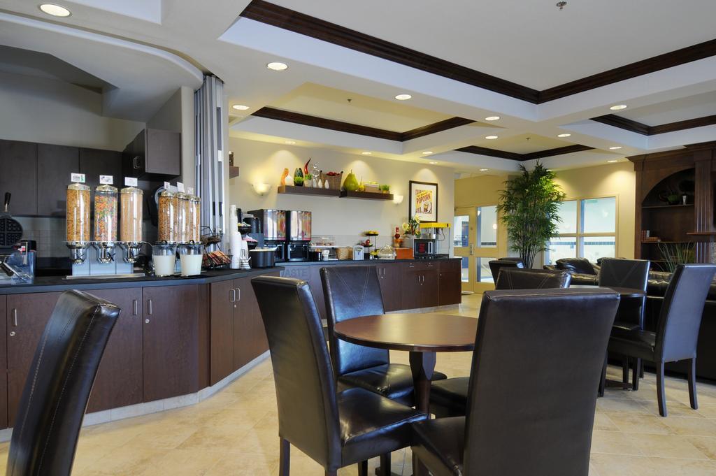 Готель Ramada By Wyndham Weyburn Екстер'єр фото