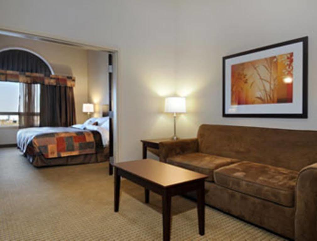 Готель Ramada By Wyndham Weyburn Екстер'єр фото