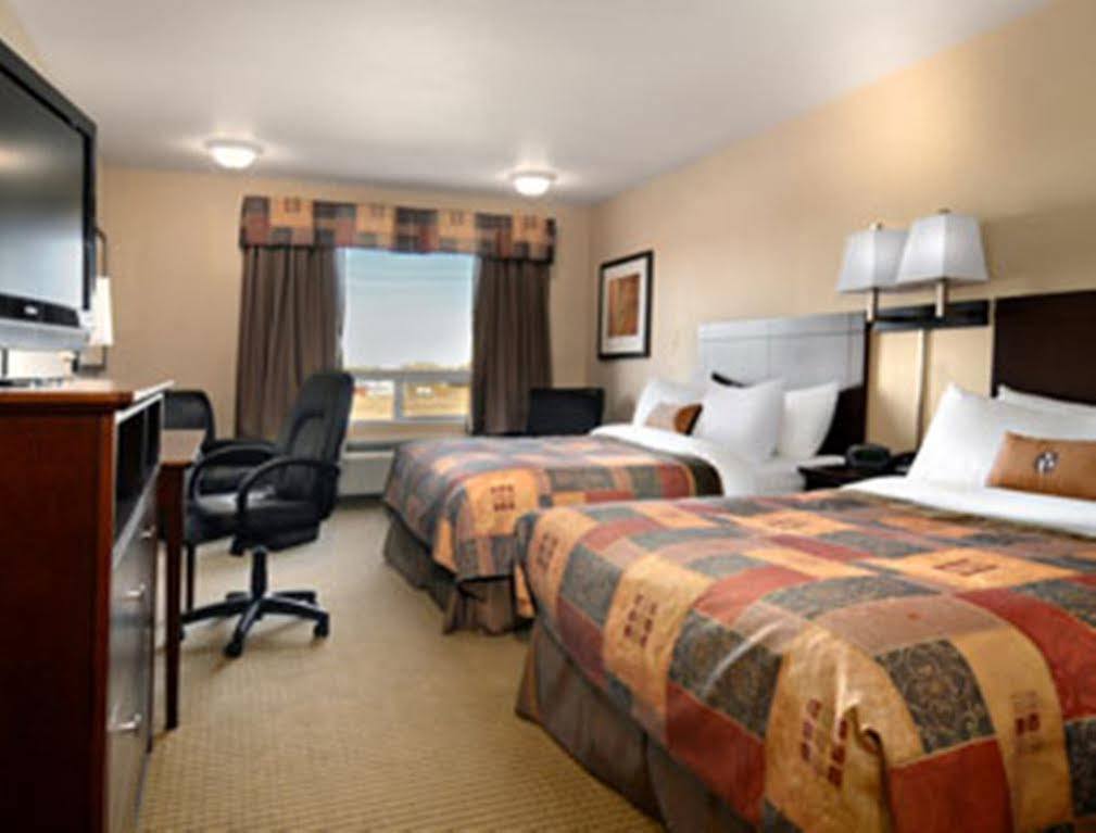 Готель Ramada By Wyndham Weyburn Номер фото