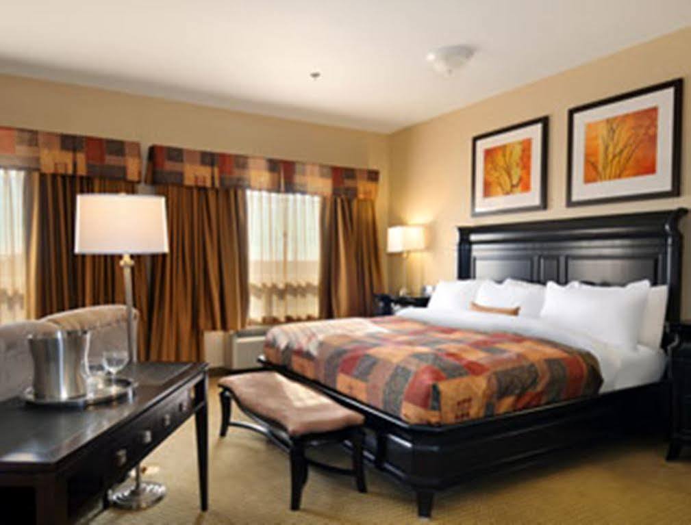 Готель Ramada By Wyndham Weyburn Екстер'єр фото