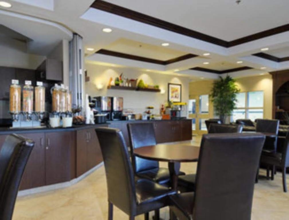 Готель Ramada By Wyndham Weyburn Екстер'єр фото