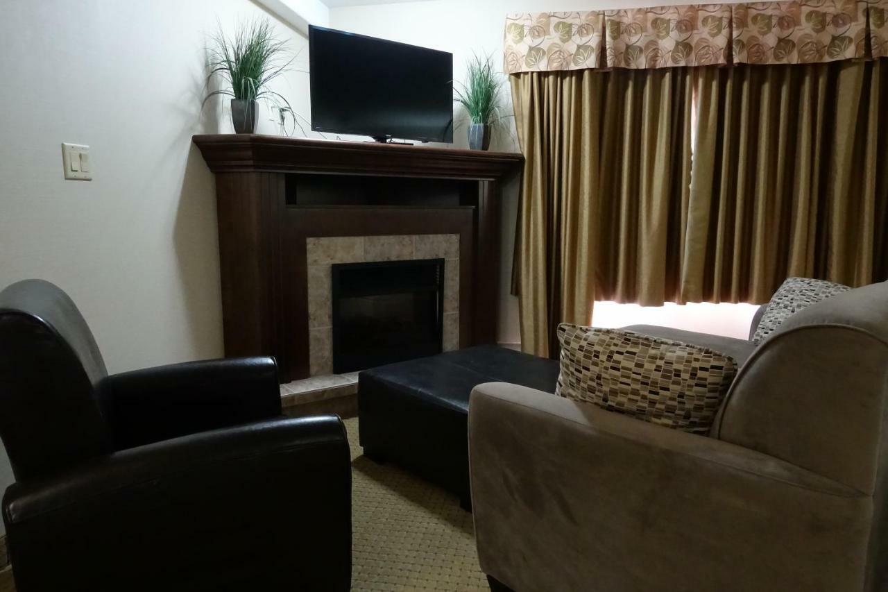 Готель Ramada By Wyndham Weyburn Екстер'єр фото