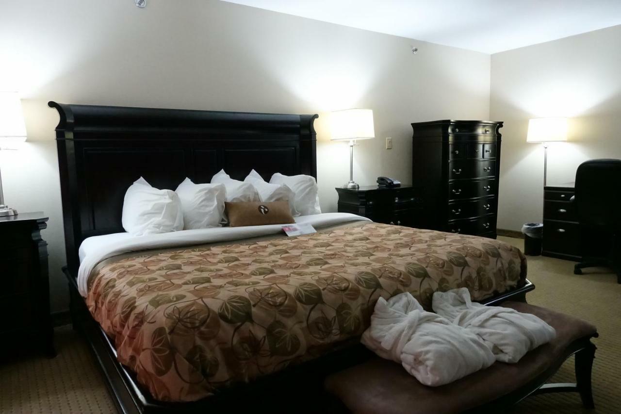 Готель Ramada By Wyndham Weyburn Екстер'єр фото