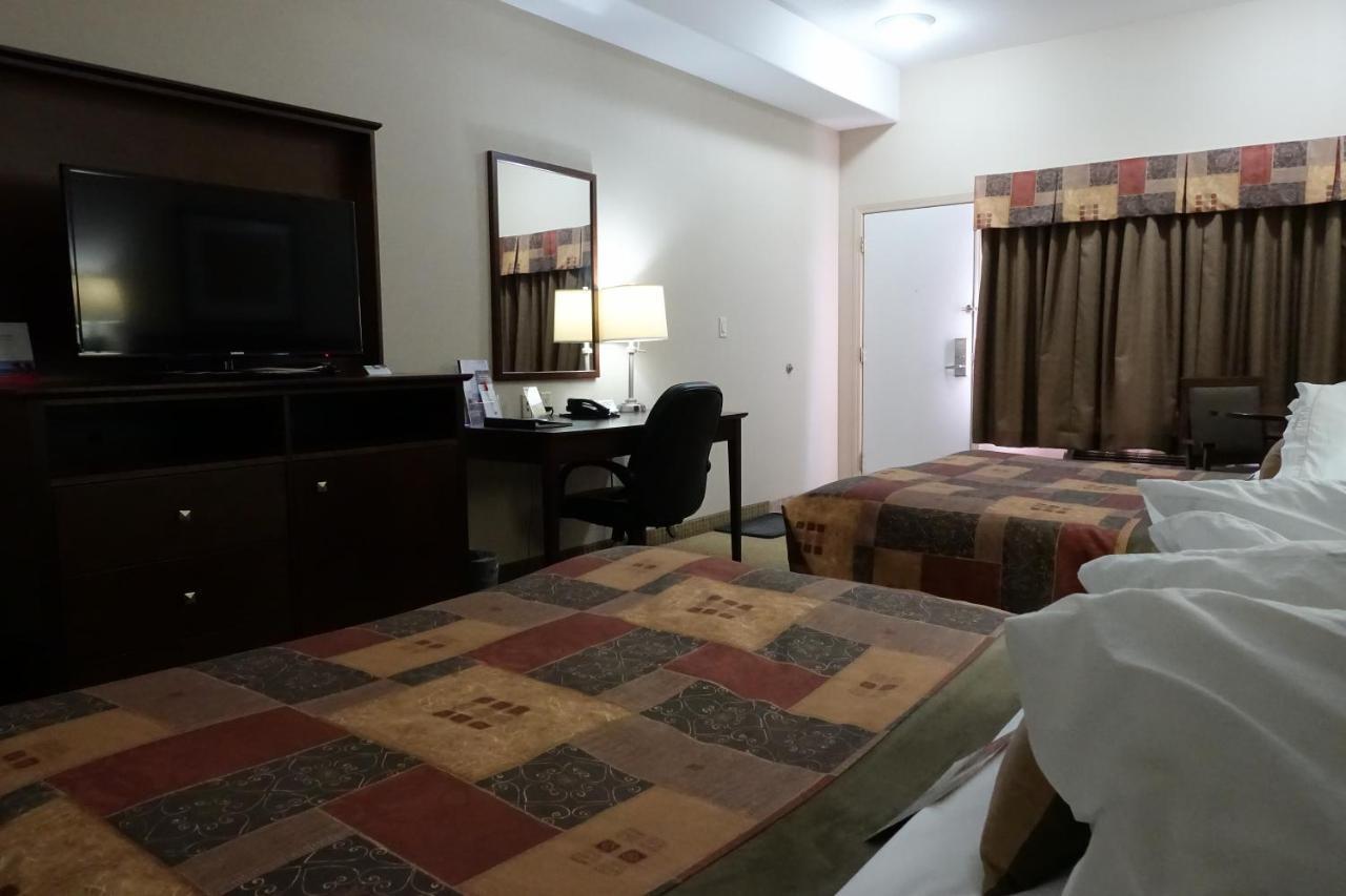 Готель Ramada By Wyndham Weyburn Екстер'єр фото